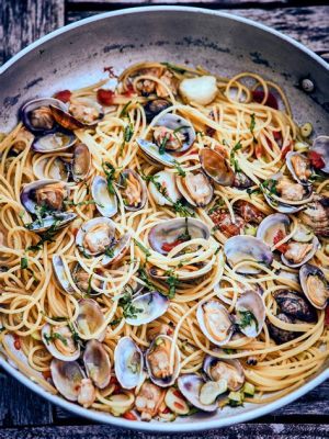  Spaghetti alle Vongole! A Symphony of Savory Seafood and Aromatic Herbs Intertwined with Perfectly Cooked Pasta